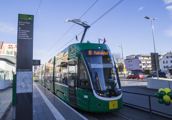 Das Tram Nr. 8 fährt seit kurzem direkt von der Basler Innenstadt nach Weil am Rhein (D) bei Basel-Kleinhüningen, was zusätzlich zu mehr Einkaufstouristen führt. &nbsp;