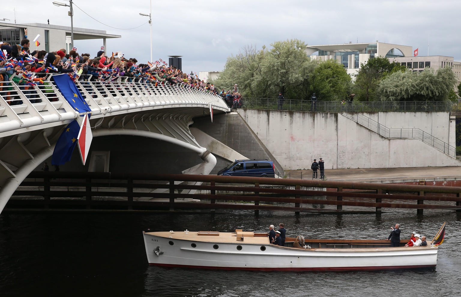 Die Queen (in Weiss) zusammen mit dem deutschen Bundespräsidenten Joachim Gauck am Mittwoch bei einem Ausflug auf der Spree in Berlin. Übrigens hinten rechts ist auch die Schweizer Botschaft ...