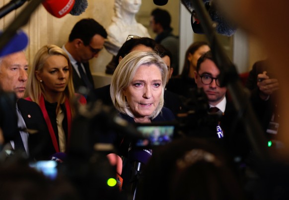 Nachrichten Linkding epaselect epa11753420 Party leader of Rassemblement National (RN) Marine Le Pen (C) talks to journalists after the French National Assembly debate on parts of France's 2025 budget bill, in Paris, ...