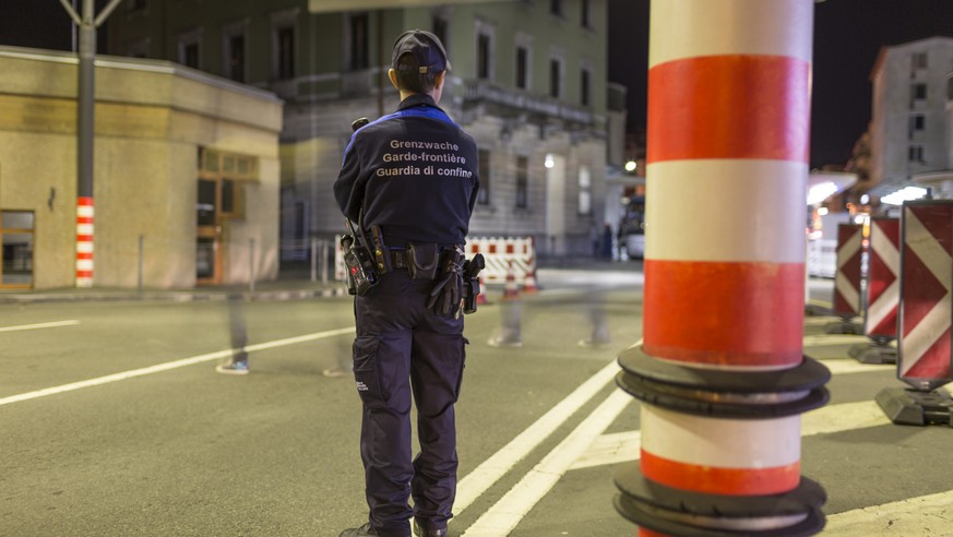 Members of the Swiss Border Guard Corps are on duty at the Swiss-Italian border in Chiasso, Switzerland, on October 23, 2014. (KEYSTONE/Gaetan Bally)