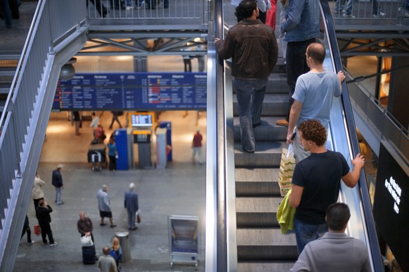 Passanten mit Einkaufstueten fahren am Sonntag, 30. Oktober 2005, im Bahnhof Bern mit der Rolltreppe in die Ladenpassage hoch. (KEYSTONE/Gaetan Bally) === , ===