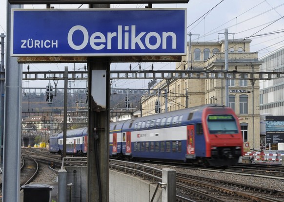 Der Bahnhof Oerlikon, aufgenommen am Dienstag, 3. April 2012, in Zuerich. Der siebtgroesste Bahnhof der Schweiz erhaelt zwei zusaetzliche Gleise, breitere Perrons, eine Einkaufspassage und bessere Ver ...