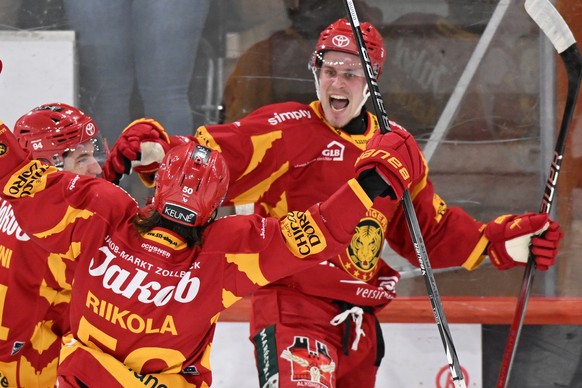 Nachrichten Linkding Tigers Patrick Petrini, Juuso Riikola, Saku Maeenalanen, von links, jubeln beim Eishockey-Qualifikationsspiel der National League, zwischen den SCL Tigers und dem HC Lugano, am Samstag, 21. Dezember 2 ...
