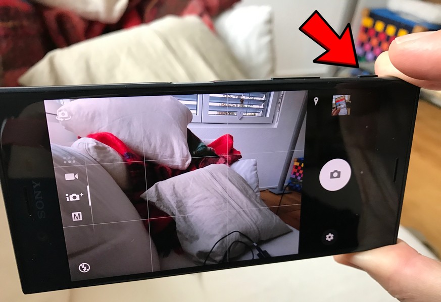 Ganz weit aussen prangt der Action-Bilder-Button, der die Kamera in 0,6 Sekunden (oder so) startet. Der Ort ist ungünstig gewählt, weil einhändiges Knipsen erschwert wird.