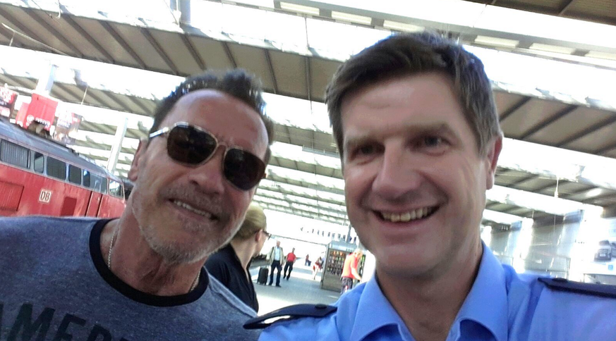 Arnold Schwarzenegger ist derzeit schlecht zu Fuss und radelt lieber verbotenerweise durch den Münchner Hauptbahnhof. Nach der Belehrung des Schauspielers fand der Bundespolizist noch Zeit für ein Sel ...