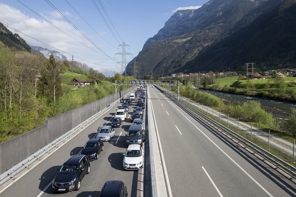 Oster-Stau vor dem Gotthard-Nordportal Richtung Sueden am Karfreitag, 14. April 2017, in Silenen. (KEYSTONE/Alexandra Wey)