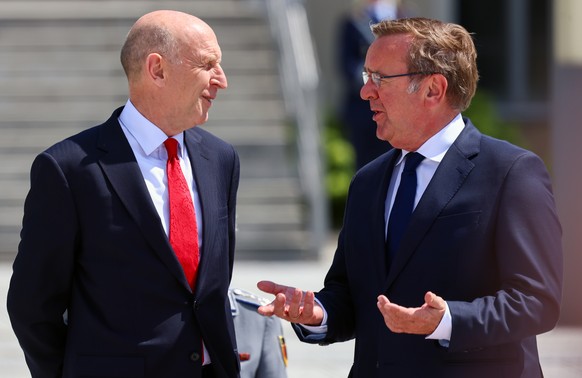 Nachrichten Linkding epa11493960 German Defense Minister Boris Pistorius (L) talks to the British Secretary of State for Defense John Healey (R), during a welcome ceremony in Berlin, Germany, 24 July 2024. EPA/HANNIBAL HA ...
