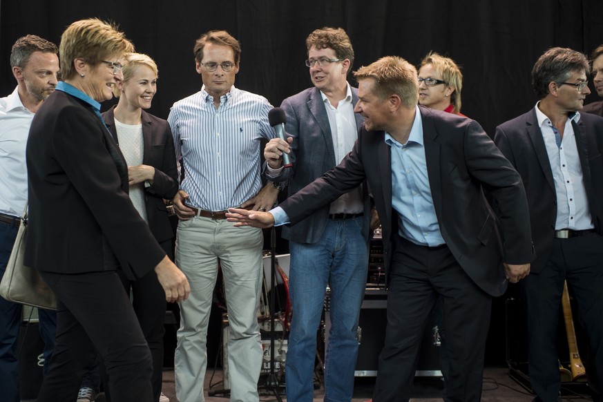 Die SVP-Nationalratskandidaten Natalie Rickli, Roger Köppel, Albert Rösti und Toni Brunner (v.l.n.r.) bei einem Wahlkampf-Event im Zürcher Hauptbahnhof.&nbsp;