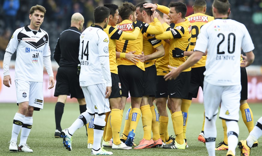 YB feiert das 2:0, die Lugano-Spieler verwerfen die Hände.