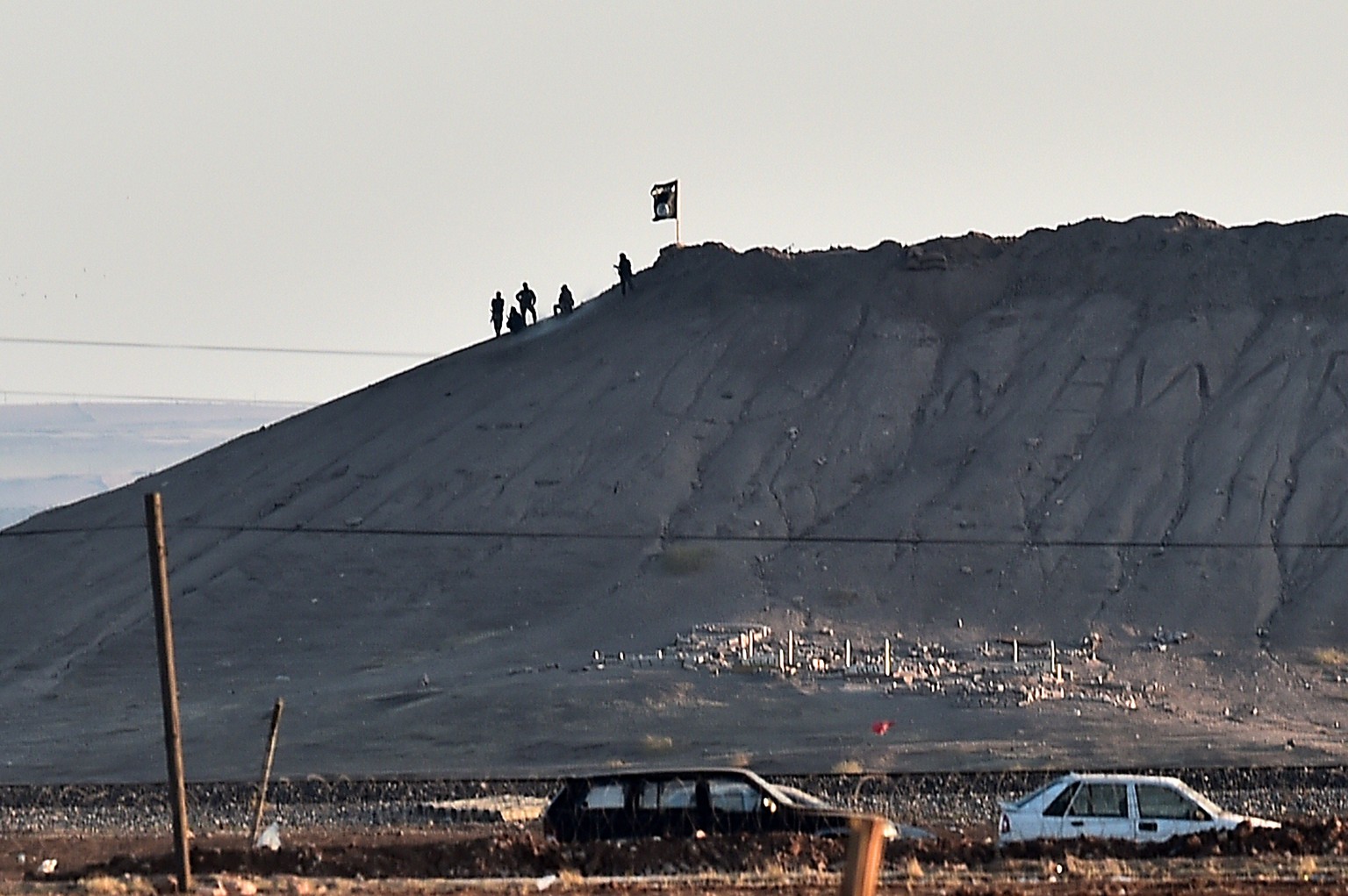 Sorgte für Diskussionen um die Echtheit von Bildern aus Kriegsgebieten in Zeiten der Digitalfotografie – Bild von IS-Kämpfern auf einem Hügel ausserhalb Kobanes (6. Oktober 2014).