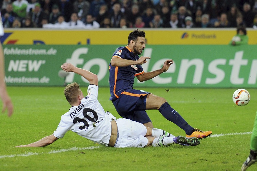 05.02.2016; Moenchengladbach; Fussball 1. Bundesliga - Borussia Moenchengladbach - SV Werder Bremen; Nico Elvedi gegen Claudio Pizarro (Bremen) (Uwe Speck/Witters/freshfocus)