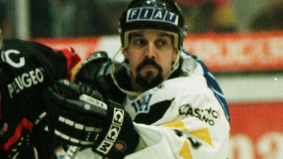 LUGANO BERN 4. PLAY OFF SPIEL. Hier bekaempfen sich am Samstag abend 15. Maerz 1997 der Berner Roberto Triulzi (links) und der Lugano Spieler Rick Tschumi (rechts) .(Keystone/Karl Mathis)