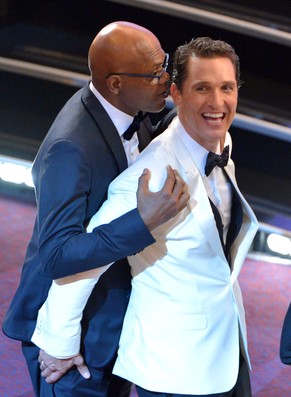 Auch Samuel L. Jackson mag Matthew McConaughey und flüstert dem Landmann ebenso was ins Ohr.