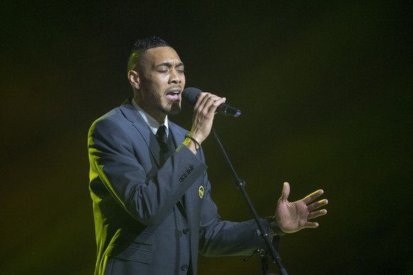 Guillaume Hoarau vom BSC Young Boys Bern gibt eine musikalische Einlage an der 4. SFL Award Night am Montag, 30. Januar 2017, im KKL in Luzern. (KEYSTONE/Urs Flueeler)