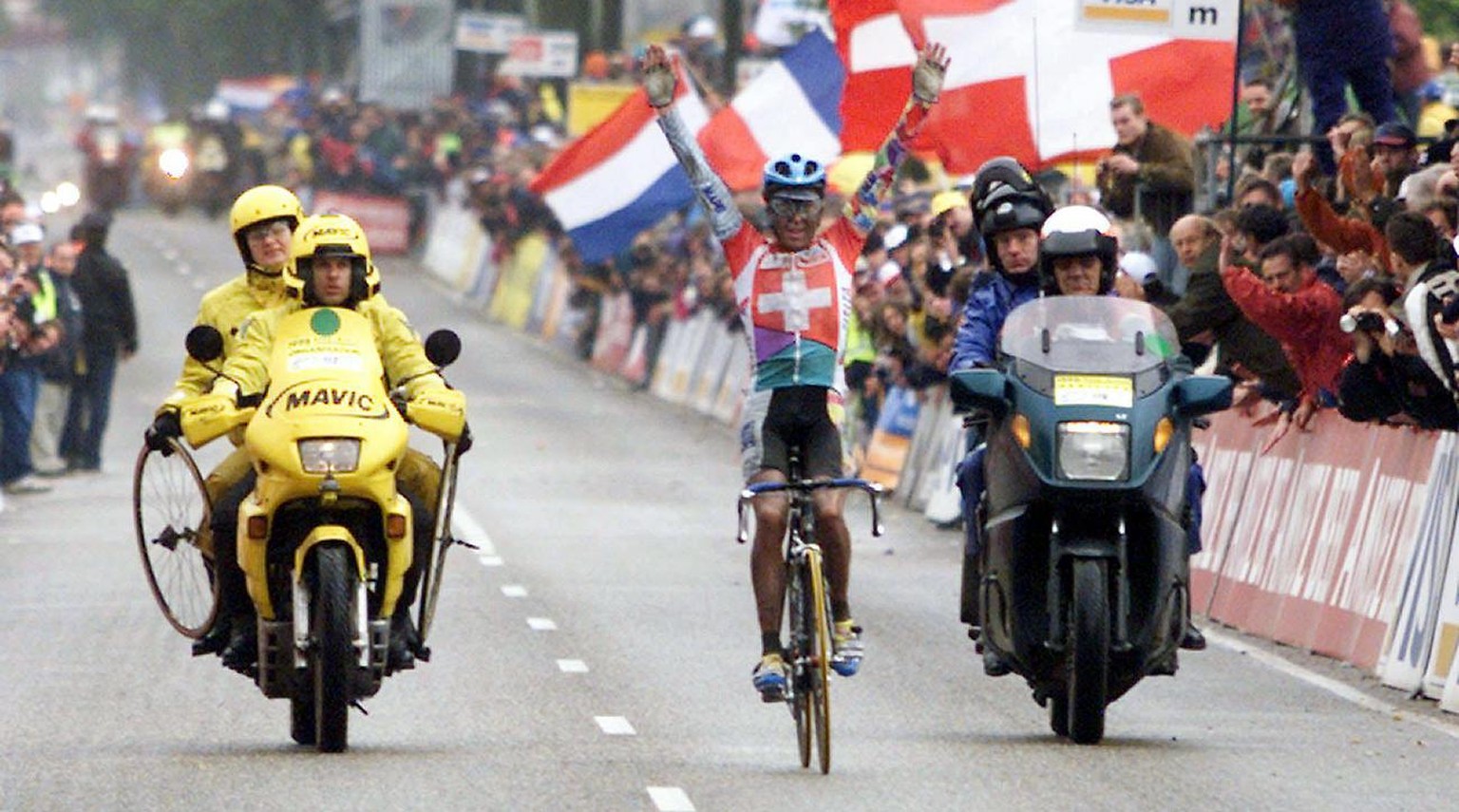 Swiss cyclist Oscar Camenzind raises his arms as he crosses the finishing line to become new World Road Cycling Champion at the World Championships in Valkenburg, 11 October 1998. (KEYSTONE/EPA/ANP/JA ...