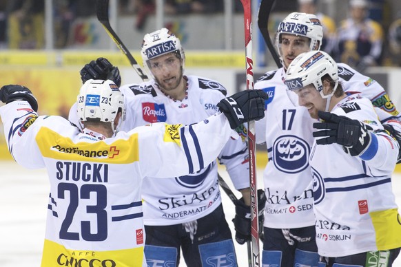 Ambris Christian Stucki, Michael Fora, Igor Jelovac, Lukas Lhotak, von links, jubeln zum 1:1, im 2 Spiel der Ligaqualifikation, zwischen dem SC Langenthal und dem HC Ambri-Piotta, am Samstag, 8. April ...