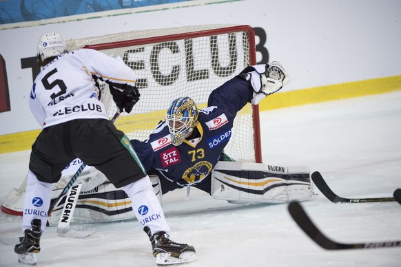 Langenthals Goalie Marco Mathis, rechts, im Kampf um den Puck gegen Luganos Ryan Wilson, links, bezwingt Luganos Goalie Daniel Manzato zum 4:1, im Eishockey Achtelfinal Cupspiel zwischen dem SC Langen ...