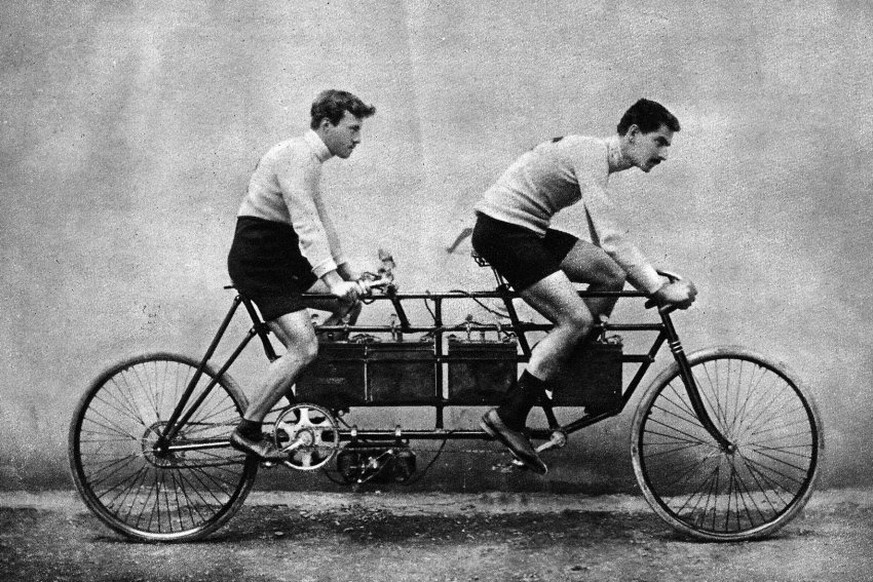 This tandem propelled by an electric motor was built in 1900 by the French company Clerc &amp; Pingault.