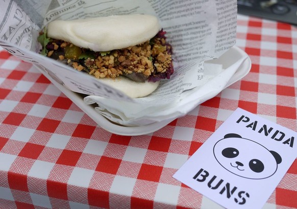 panda buns steamed yakitori zürich street food http://www.newlyswissed.com/eating-our-way-through-the-3rd-zurich-street-food-festival/