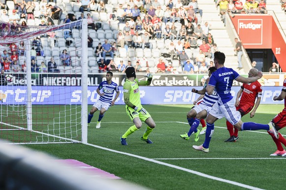 Lausannes Benjamin Kololli, rechts, trifft gegen Thuns Torhueter Guillaume Faivre zum 2:1 im Fussball Meisterschaftsspiel der Super League zwischen dem FC Thun und dem FC Lausanne-Sport, am Samstag, 8 ...