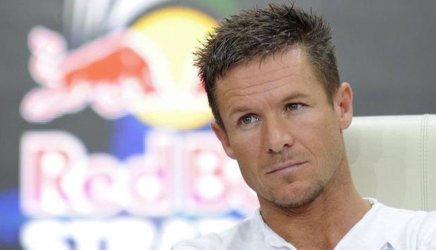 Da war die Welt noch in Ordnung: Extremsportler Felix Baumgartner, im Hintergrund Logo des Sponsors Red Bull.