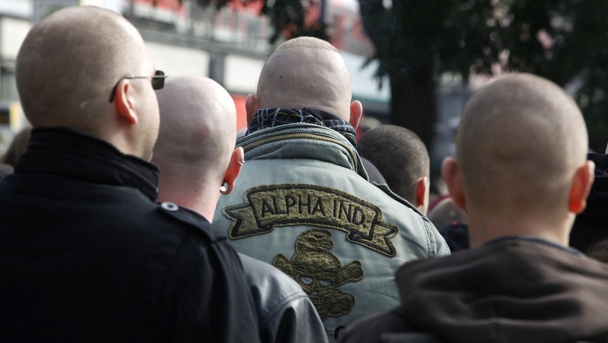 Rechtsextremisten demonstieren am Samstag, 10. Oktober 2009, am Alexander Platz in Berlin. Nach dem Brandanschlag auf den Neonazi-Szenetreff &quot;Zum Henker&quot; in Niederschoeneweide demonstrierten ...