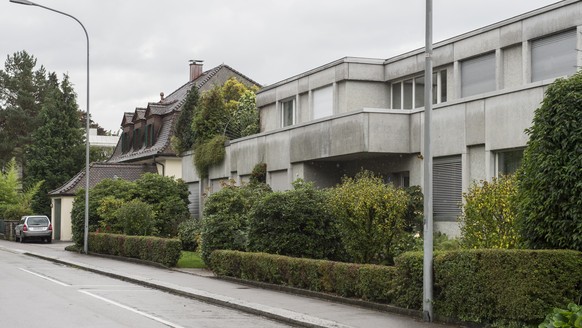 ARCHIV --- ZUM GESTAENDNIS IM ZWEIFACHEN TOETUNGSDELIKT VON ZOLLIKON STELLEN WIR IHNEN FOLGENDES BILD ZUR VERFUEGUNG --- Das Haus, welchem gestern Sonntag zwei tote Personen gefunden wurden, aufgenomm ...