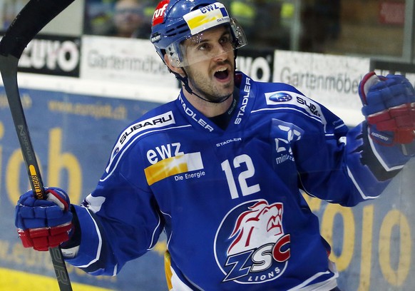 ZSC Lions Stuermer Luca Cunti, rechts, feiert seinen Treffer zum 2-4 waehrend Kloten Flyers Stuermer Romano Lemm enttaeuscht davon faehrt waehrend dem Eishockey-Meisterschaftsspiel der National League ...