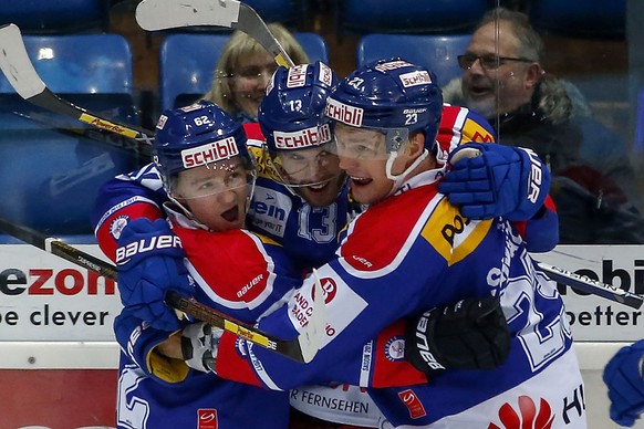 EHC Kloten Stuermer Patrick Obrist, Mitte, feiert seinen Treffer zum 4-3 mit Serge Weber, links, und Tommi Santala, rechts, waehrend dem Eishockey-Meisterschaftsspiel der National League A zwischen de ...