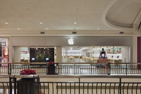 Aussenansicht des ersten Apple Stores in einem Einkaufszentrum in den USA.