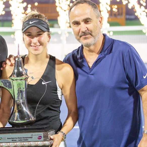 Nachrichten Linkding Siegerin Belinda Bencic mit dem Pokal, lks Fitness Trainer Martin Hromkovic, rechts Vater Ivan, Siegerehrung, Praesentation Tennis - Dubai Tennis Championships 2019 - WTA Tennis Damen - Dubai Duty Fre ...