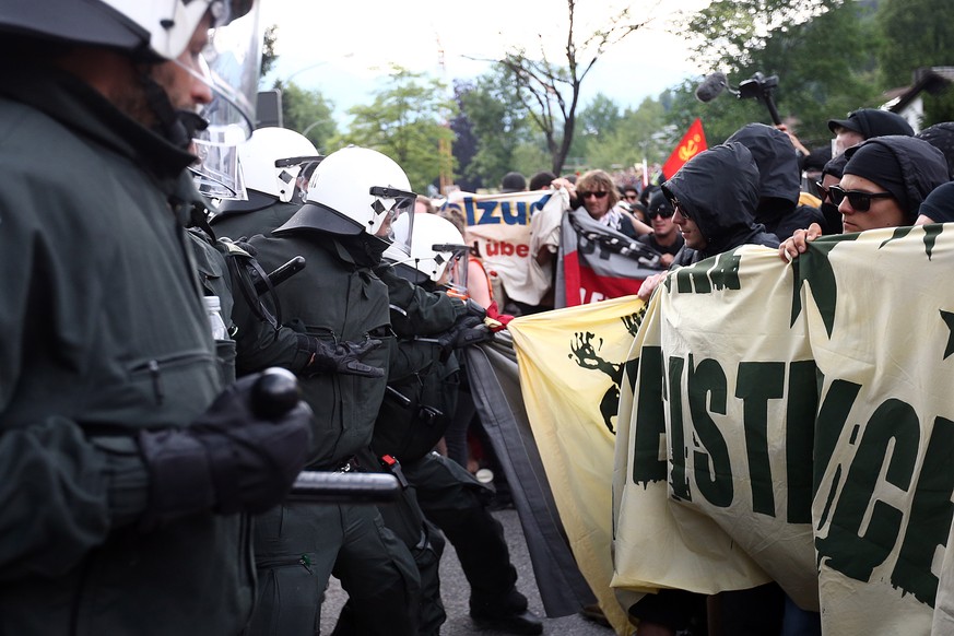 Schlagstöcke gegen Protestler: Mehr als 20'000 Polizisten schirmen die G7-Vertreter in Garmisch-Partenkirchen ab&nbsp;– und gehen resolut gegen die buntgemischten Protestler vor.