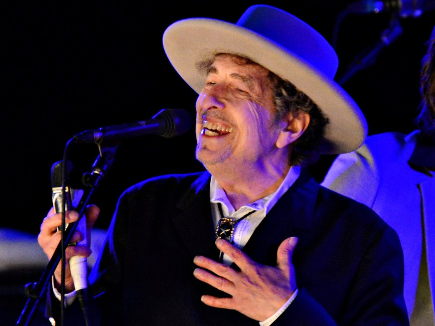 FILE PHOTO: U.S. musician Bob Dylan performs during day 2 of The Hop Festival in Paddock Wood, Kent on June 30th 2012. REUTERS/Ki Price/File photo