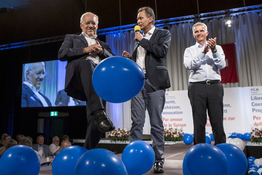 Aufbruchstimmung in der FDP: Philipp Müller (Mitte) mit den Bundesräten Johann Schneider-Ammann und Didier Burkhalter am Wahlfest in Sursee.