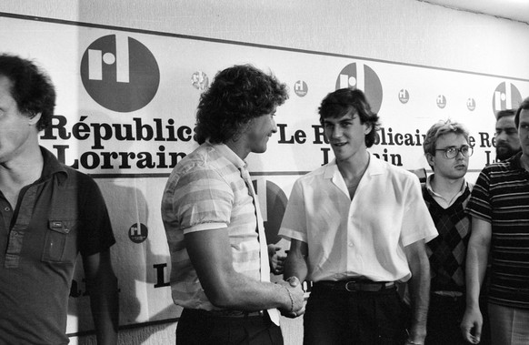 Handschlag zwischen Torwart Harald Schumacher BR Deutschland, li. und Patrick Battiston Frankreich / Pressekonferenz anl�sslich der Vers�hnung nach dem Foul Schumachers an Battiston aus dem WM Semifin ...