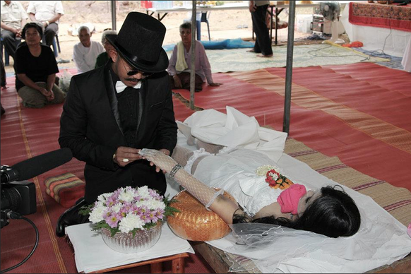 Amphur Muang, Thailand: Der 28-jährige Chadil Deffy heiratet seine tote Freundin an ihrer Beerdigung, 2012.