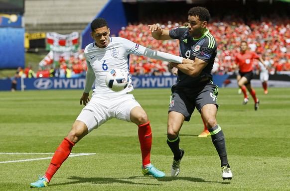 Früher spielte Robson-Kanu (rechts) selber für England. An der EM spielte er in der Gruppenphase mit Wales gegen die «Three Lions».