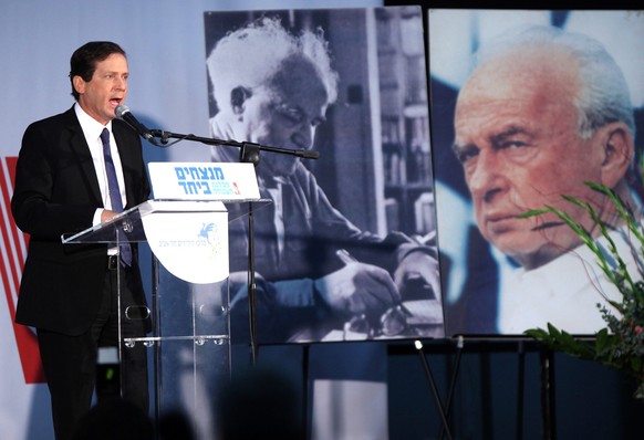 Isaac Herzog an einer Konferenz der linken Arbeiterpartei. Im Hintergrund die Portraits der ehemaligen Premierminister Yitzhak Rabin und David Ben Gurion (September 2014).