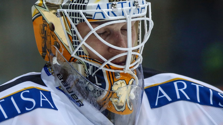 HC Lugano Torhueter Elvis Merzlikins nach dem 8. Treffer waehrend dem Eishockey-Meisterschaftsspiel der National League A zwischen dem EHC Kloten und dem HC Lugano am Dienstag, 29. November 2016, in d ...