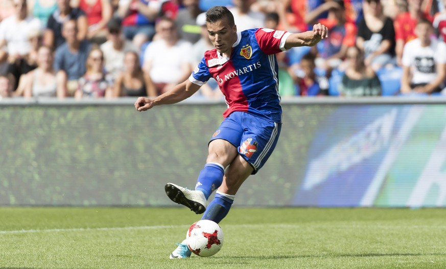 Der Basler Kevin Bua bei der Schussabgabe im Fussball Meisterschaftsspiel der Super League zwischen dem FC Basel 1893 und dem FC Luzern im Stadion St. Jakob-Park in Basel, am Sonntag, 30. Juli 2017. ( ...