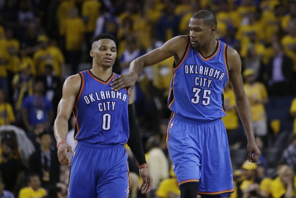 Russell Westbrook (l.) und Kevin Durant machen den Warriors derzeit das Leben schwer.