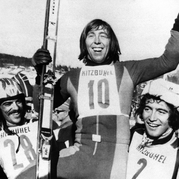 Der Schweizer Skirennfahrer Roland Collombin, Mitte, gewinnt am 26. Januar 1974 die Hahnenkamm-Abfahrt in Kitzbuehel vor den beiden Italienern Giuliano Besson, rechts, und Stefano Anzi, links. (KEYSTO ...