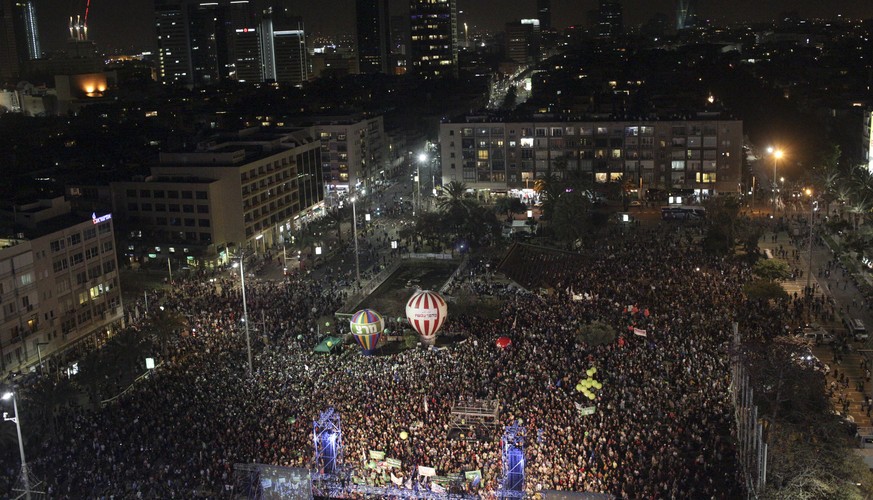 Zu der Kundgebung auf dem zentralen Rabin-Platz sollen 50'000 Menschen gekommen sein.