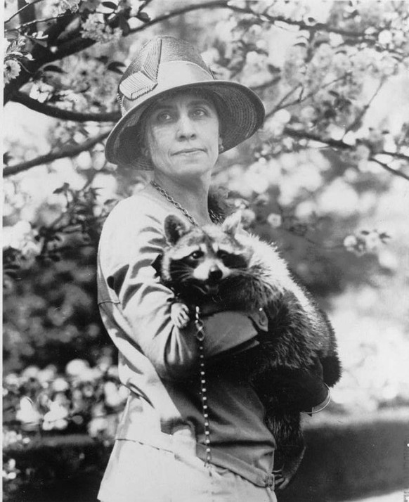 Grace Coolidge mit Waschbär Rebecca