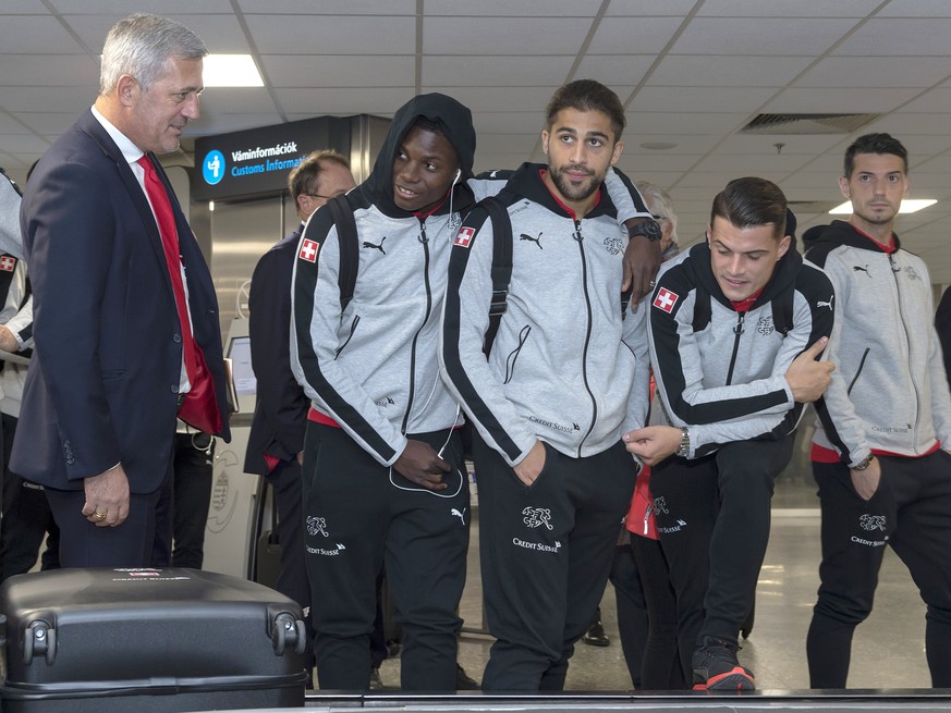 Switzerland&#039;s Croatian head coach Vladimir Petkovic, and Breel Embolo, Ricardo Rodriguez, Granit Xhaka and Blerim Dzemaili, from left, of Switzerland&#039;s national soccer team upon their arriva ...