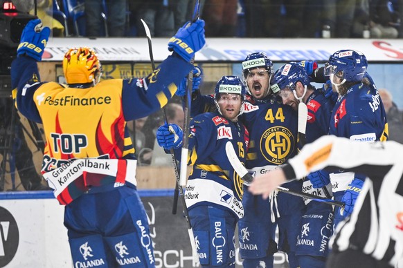 Nachrichten Linkding Matej Stransky (HCD), dritter von links, nach seinem 3-0 beim zweiten Eishockey Playoff Viertelfinalspiel der National League zwischen dem HC Davos und dem EV Zug, am Sonntag, 16. Maerz 2025, in der z ...