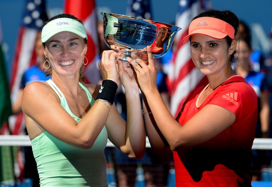Verdiente Trophäe! Martina Hingis und Sania Mirza dominieren den Final im Frauen-Doppel an den US Open nach Belieben.
