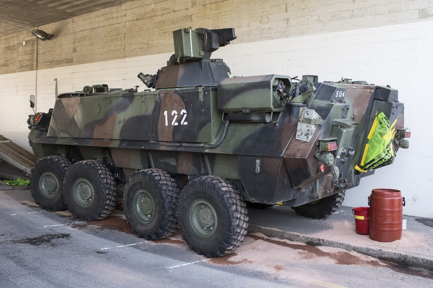 Ein verunfallter Radschuetzenpanzer der Schweizer Armee steht in Knonau ZH, am Donnerstag, 20. Juli 2017. Sechs Armeeangehoerige wurden beim Zusammenstoss von zwei Radschuetzenpanzer leicht bis mittel ...