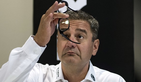 Marc Luethi, CEO des SC Bern, kontrolliert seine Brillenglaeser an einer Medienkonferenz, am Montag, 31. August 2015, in Bern. (KEYSTONE/Peter Schneider)