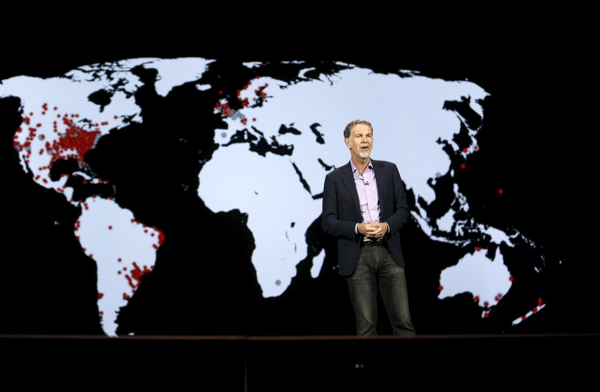 Reed Hastings, Mitgründer und CEO von Netflix vor einer Karte der globalen Kundenbasis (06.01.2016).